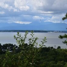 記念館の遊歩道から眺める小川原湖と八甲田連峰の絶景