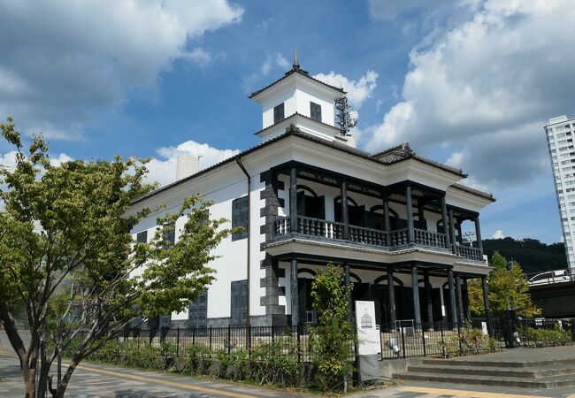 駅前の瀟洒な洋館