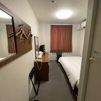 普通の「古い」ビジネスホテルの広さだと思います。