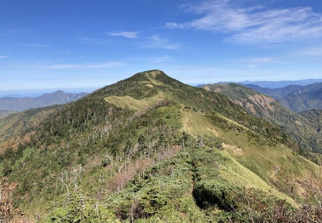 裏岩菅山と岩菅山を結ぶ縦走路はなかなか天国的