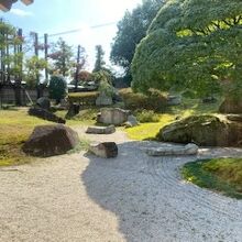 館内から見える庭園の様子です。