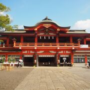 市街地にある大きな神社