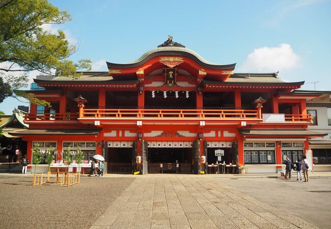 市街地にある大きな神社