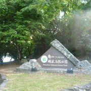 数々の寺廟に囲まれた池