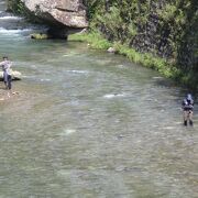 箒川の禁漁前の釣り人と、天狗岩と野立岩