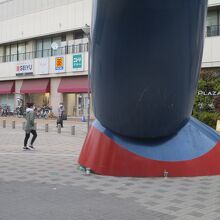 足の間を潜れるのだが、その足元にゴミが捨ててあるが非常に残念