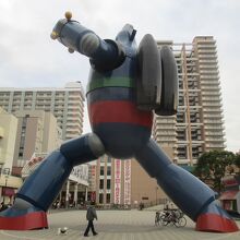 躍動感あふれるポーズだが、見慣れているのか、誰も見てなかった