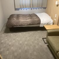 ビジネスホテルよりは広くてソファーもある