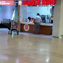 到着口を出るとすぐバーガーキング