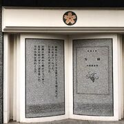 秋田の歴史と文学が楽しめる文学館兼図書館、また、建物の外壁には本を開いた形のオブジェがります。これも必見の価値あり！