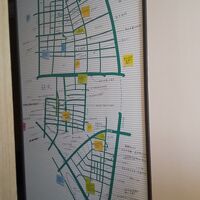 ホテルのおすすめのお店が客室の壁に