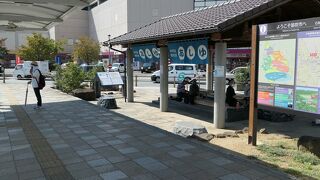 気軽に足湯…地元民が占領