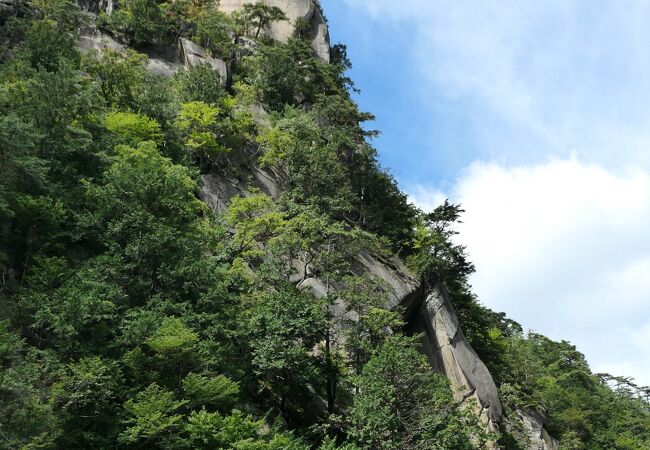 そそり立つ巨岩は圧巻