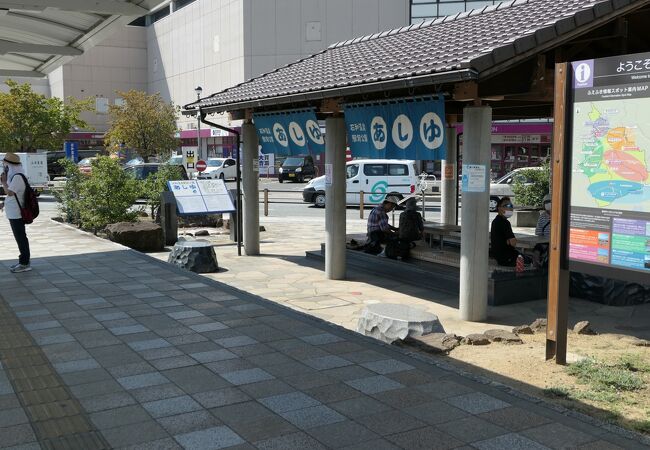 気軽に足湯…地元民が占領