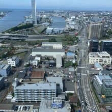 高層階から市内を見下ろす