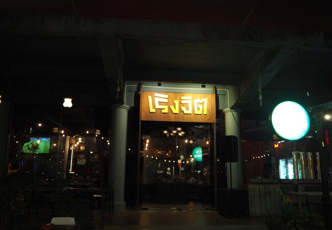 プーケットタウンにある、レトロな店内がおしゃれなタイ飯屋です。