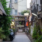 路地奥に鎮座する神社