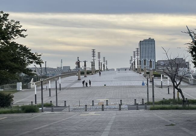 とても広い歩行者だけの橋