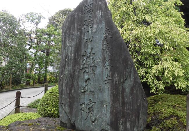 広々とした大きな寺院