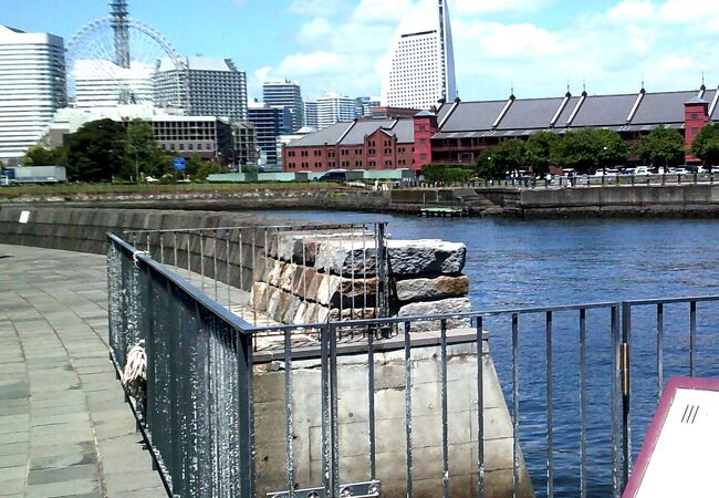 長く伸びた`象の鼻防波堤`