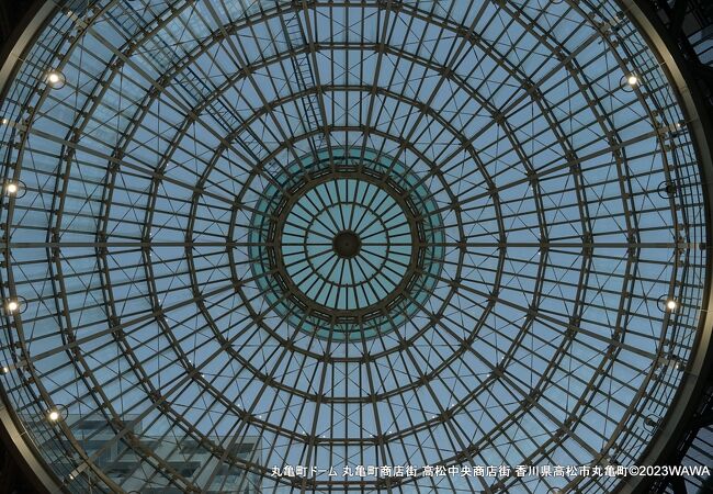 気持ちのいい空間が人がる巨大なドーム広場