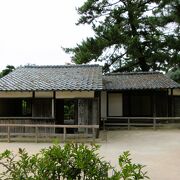 松陰神社の手前に建物はあります。