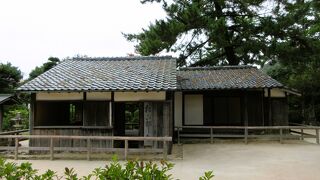 松陰神社の手前に建物はあります。
