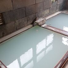 熱湯、ぬる湯２種類の浴槽