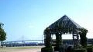 赤レンガパーク;横浜湾/みなとみらい地区の眺望と歴史と寄贈の芝生広場