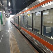 日本列島「ど真ん中」、かつての人気夜行列車の乗換駅