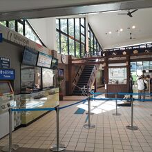 山麓駅の切符売り場、右奥は土産物店。