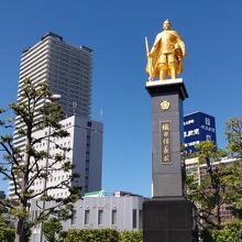 黄金の信長像。