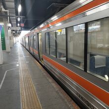 大垣駅のホームに入った普通列車。
