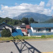 停車中の列車の車窓から見る伊吹山。