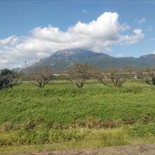 柏原駅付近の車窓から見る伊吹山。