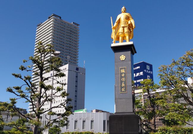 岐阜駅北口に織田信長の存在感　