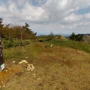 気軽に草原の山をハイキング、可愛いウメバチソウに出会う