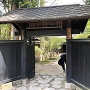 美しい庭園と樹齢数百年の見事な樹木を備えた中級武士の武家屋敷です。