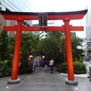 ビルに囲まれた神社！