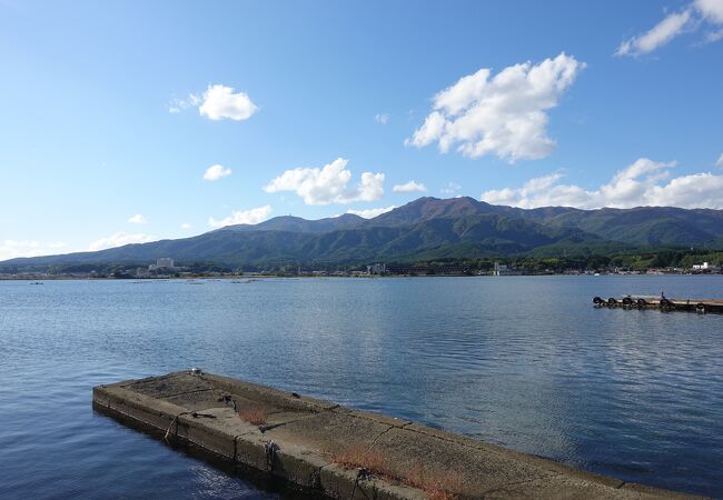 島にあるとは思えない大きな湖