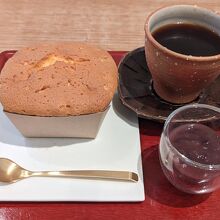 焼立てカステラとコーヒー