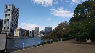 月島にある佃公園 隅田川&タワマンの眺めが良いです