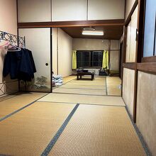 宿泊客が少なかったのか二間続きの部屋になりました