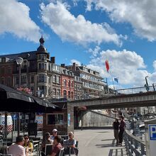 川沿いの遊歩道にもテラス席が在ります。