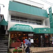 地元の人に愛される老舗の町のパン屋さん