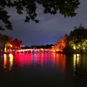 夜のライトアップがやたら鮮やか