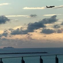 那覇空港に近いから飛行機が飛び立つ光景が見れます