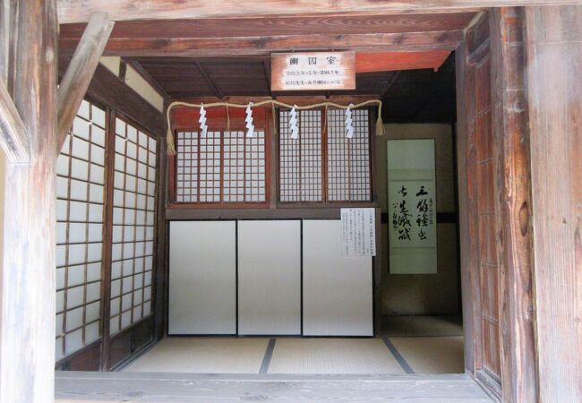松陰神社の境内に有鬚された家があります。広い家です。