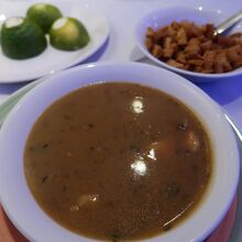 一番のお勧めというフィッシュ・スープ。味わいが薄いなあ。