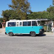 エフェス行のバスは青色の古びたミニバス
